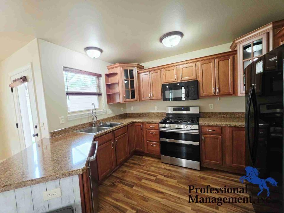 1617 8th St W - Photo 4 of 10