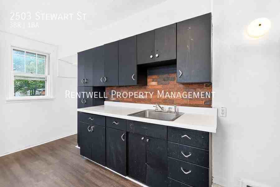 2503 Stewart St - Photo 2 of 35