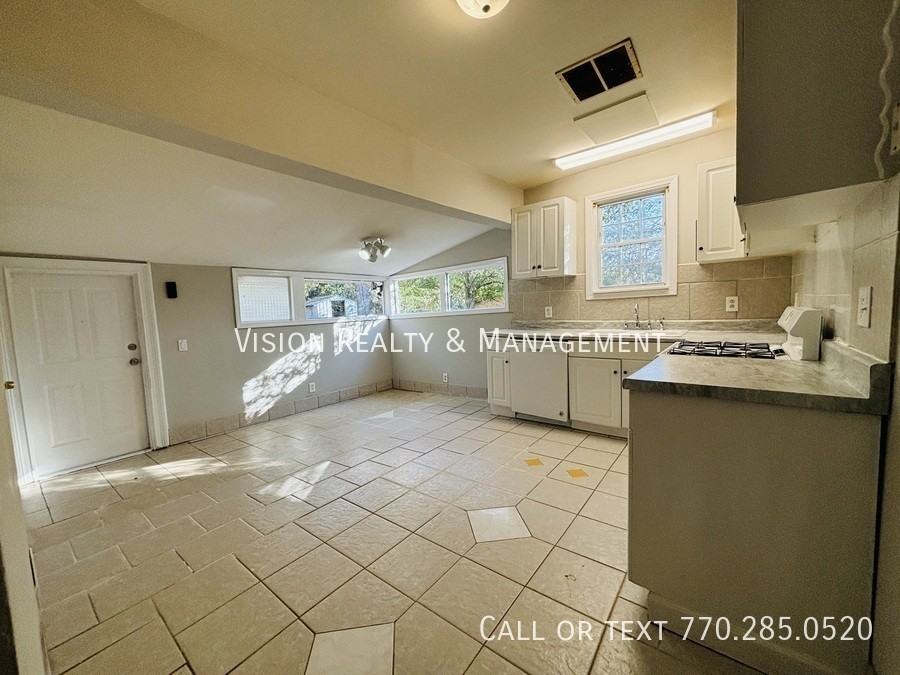 302 Mandeville Ave - Photo 5 of 16