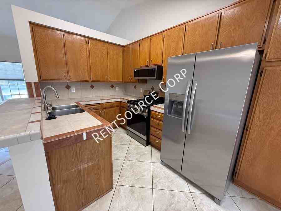 2501 Summerchase Ave - Photo 7 of 25