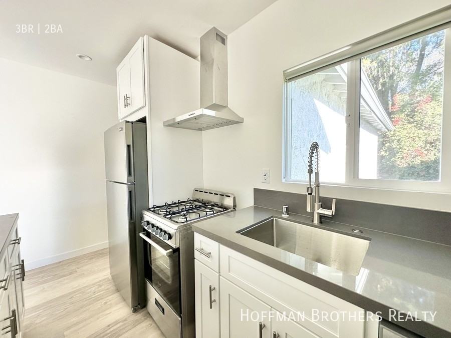 2429 W Avenue 33 #A - Photo 3 of 17