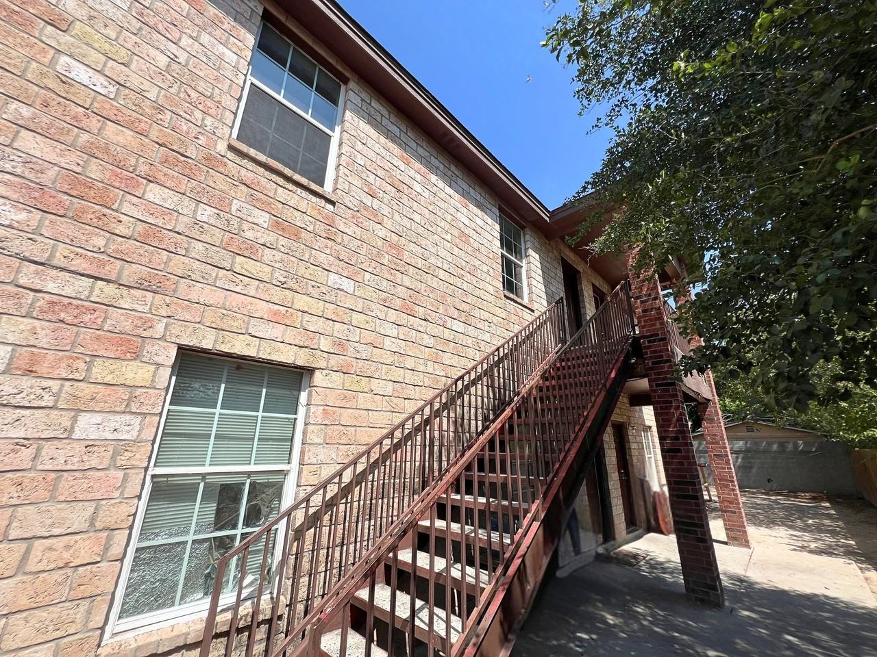 418 W Plum St - Photo 2 of 9