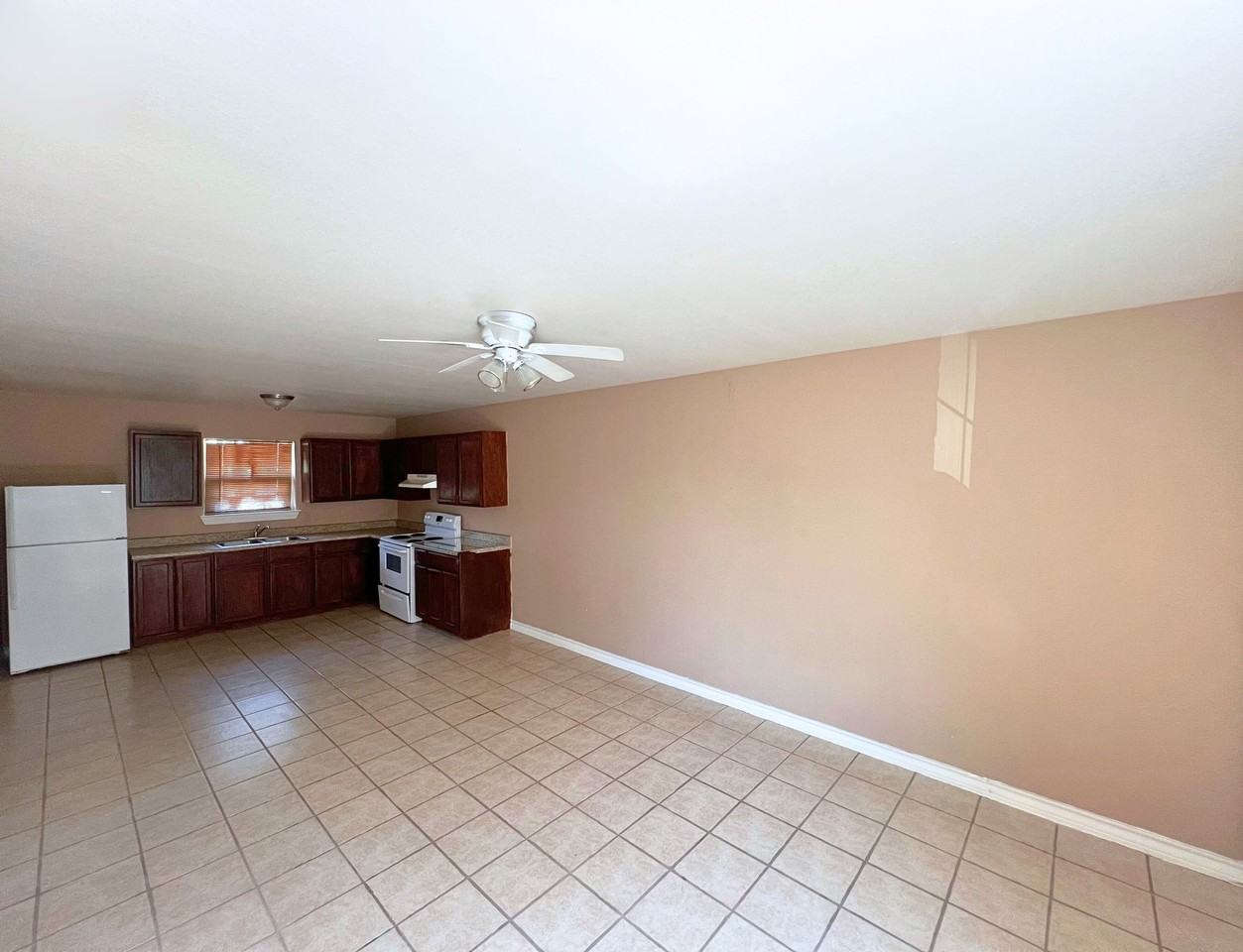 418 W Plum St - Photo 3 of 9