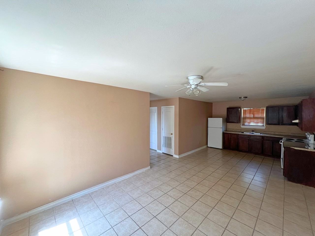 418 W Plum St - Photo 4 of 9