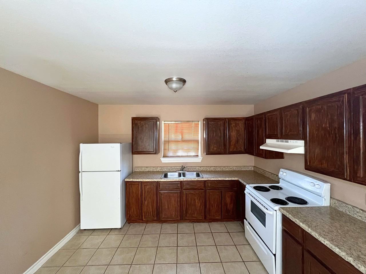 418 W Plum St - Photo 7 of 9