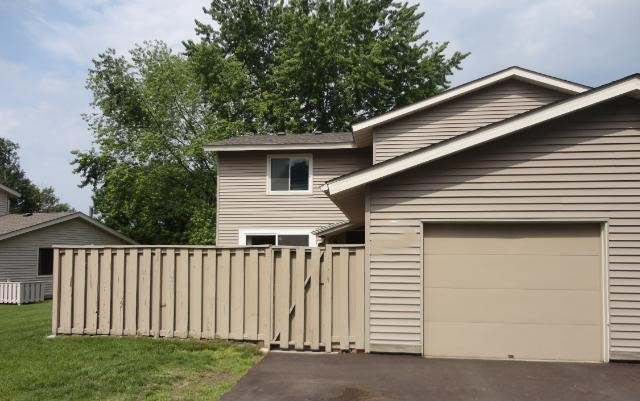 1072 Carmel Ct - Photo 4 of 9