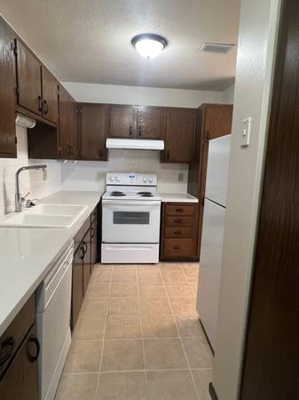 1072 Carmel Ct - Photo 6 of 9