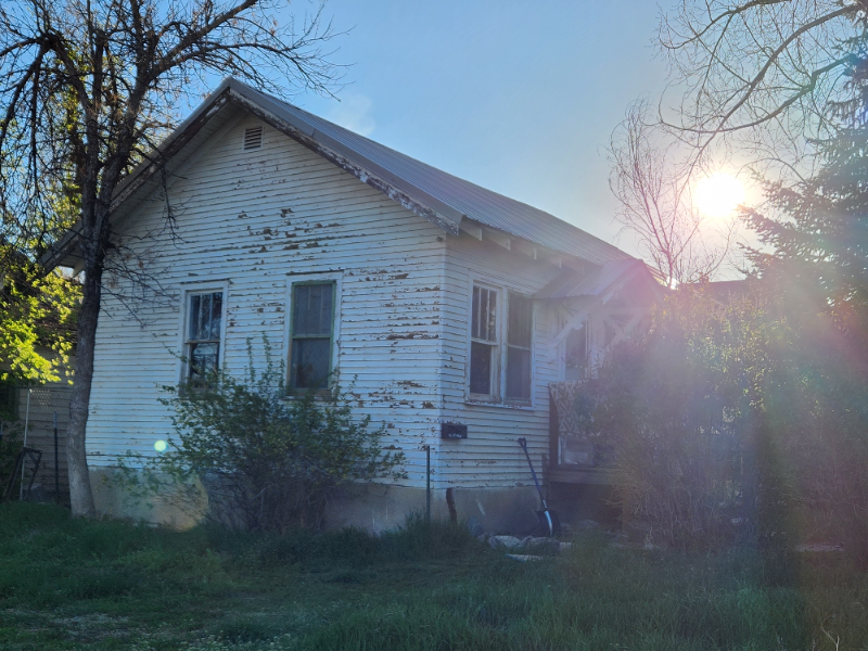 701 11th St - Photo 3 of 5