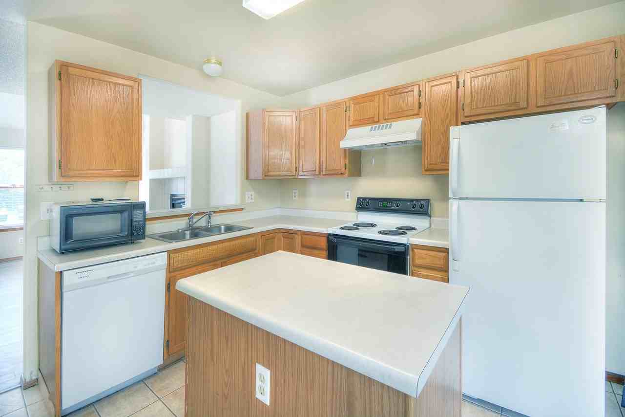 2540 Lyncrest Dr - Photo 4 of 16