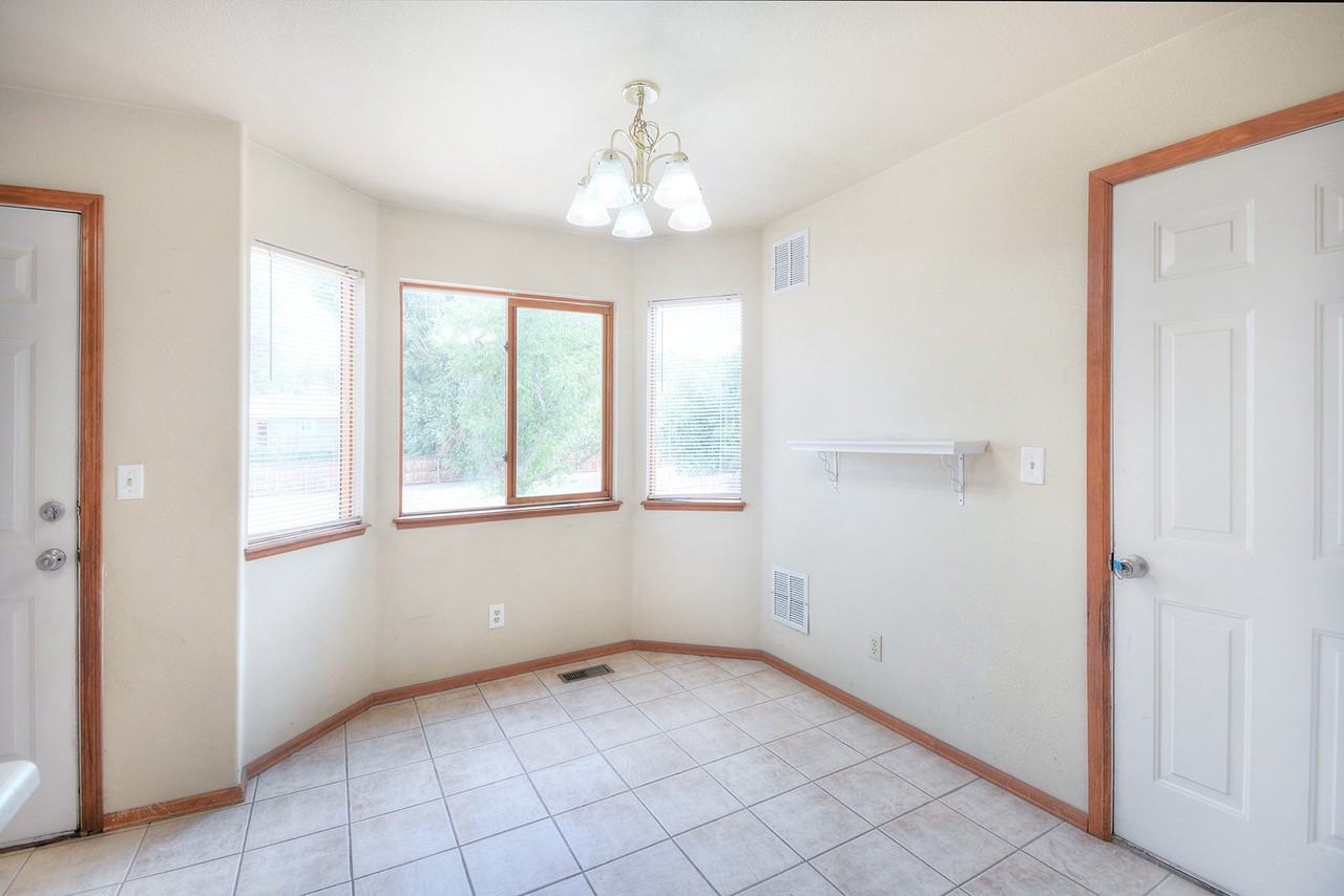 2540 Lyncrest Dr - Photo 5 of 16