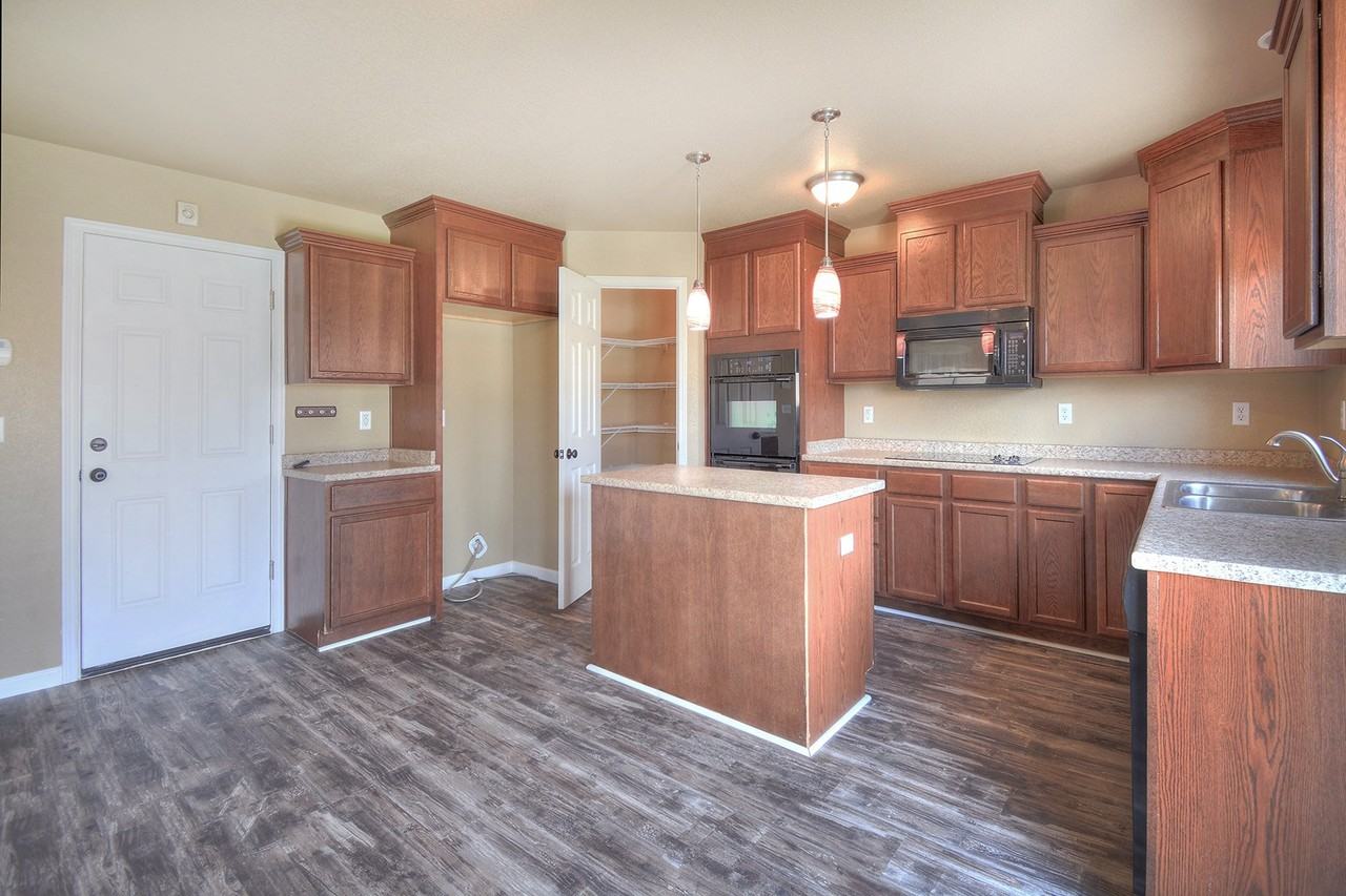 7687 Manistique Dr - Photo 5 of 15