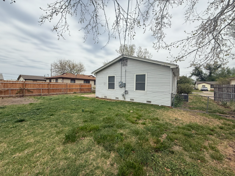 2421 W Lydia St - Photo 2 of 11