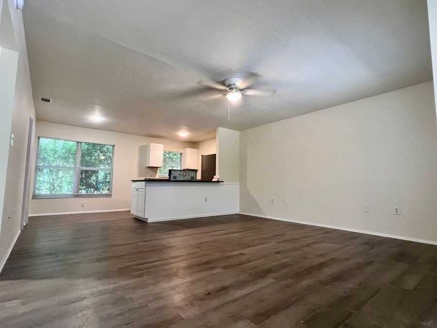 430 Avenue B Ne #C - Photo 3 of 9