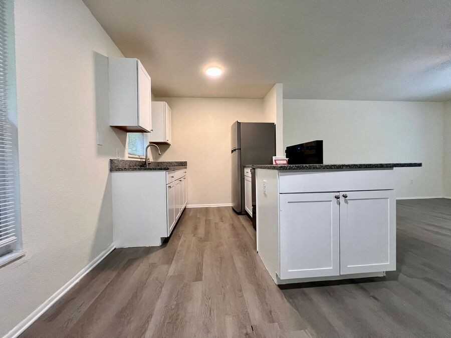 430 Avenue B Ne #C - Photo 4 of 9