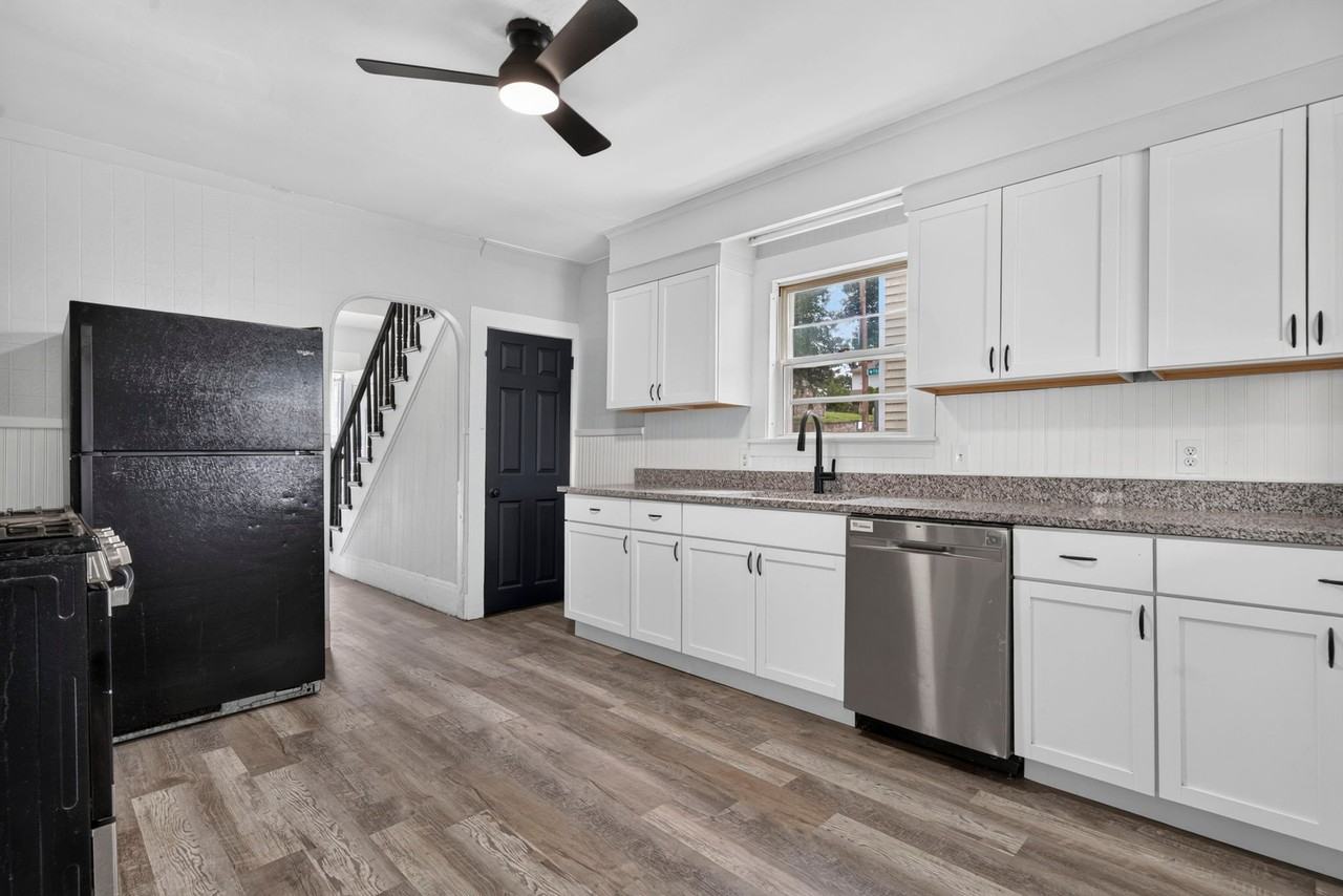 571 Amherst St - Photo 2 of 14