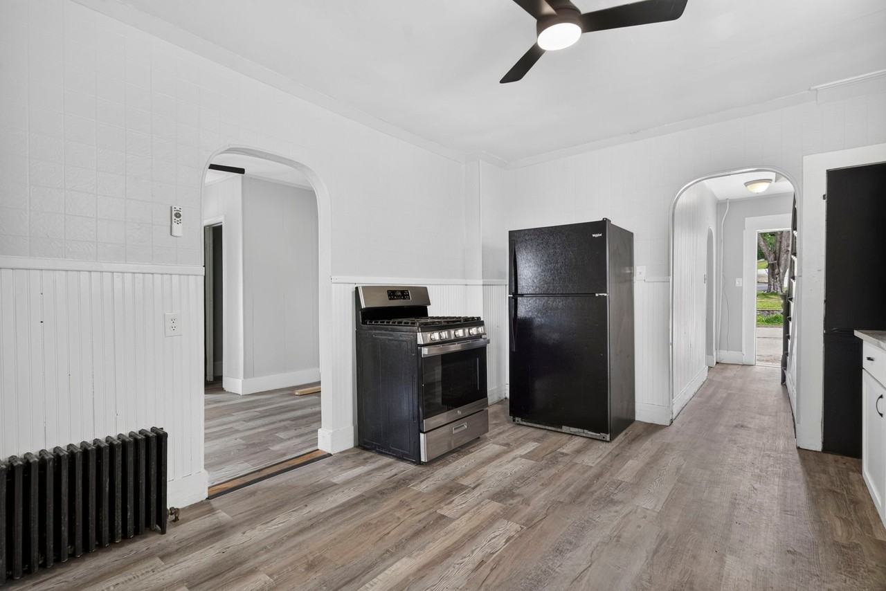 571 Amherst St - Photo 3 of 14