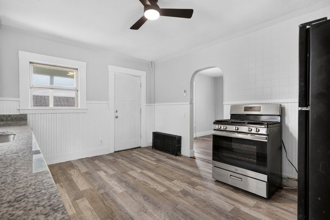 571 Amherst St - Photo 4 of 14