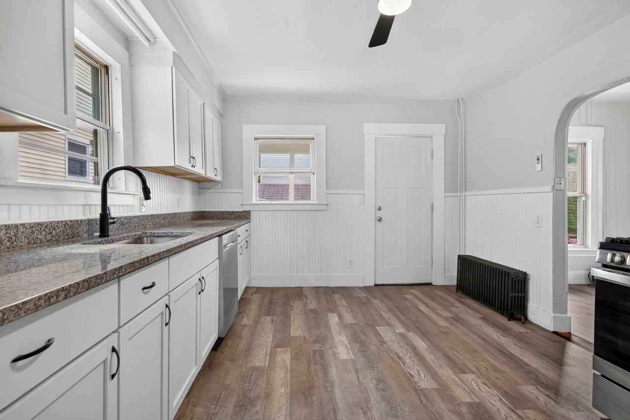 571 Amherst St - Photo 5 of 14