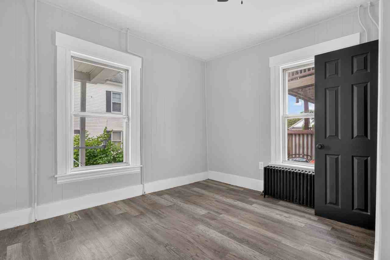 571 Amherst St - Photo 7 of 14