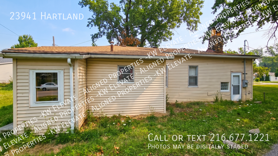 23941 Hartland Dr - Photo 3 of 13
