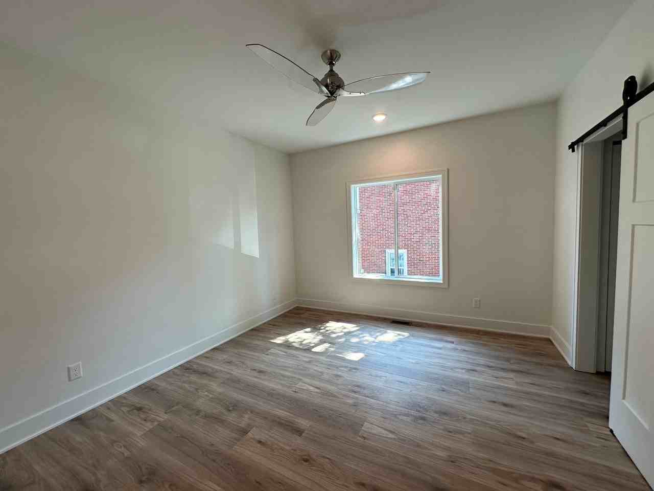 38 Manchester Rd Sw #1 - Photo 6 of 10
