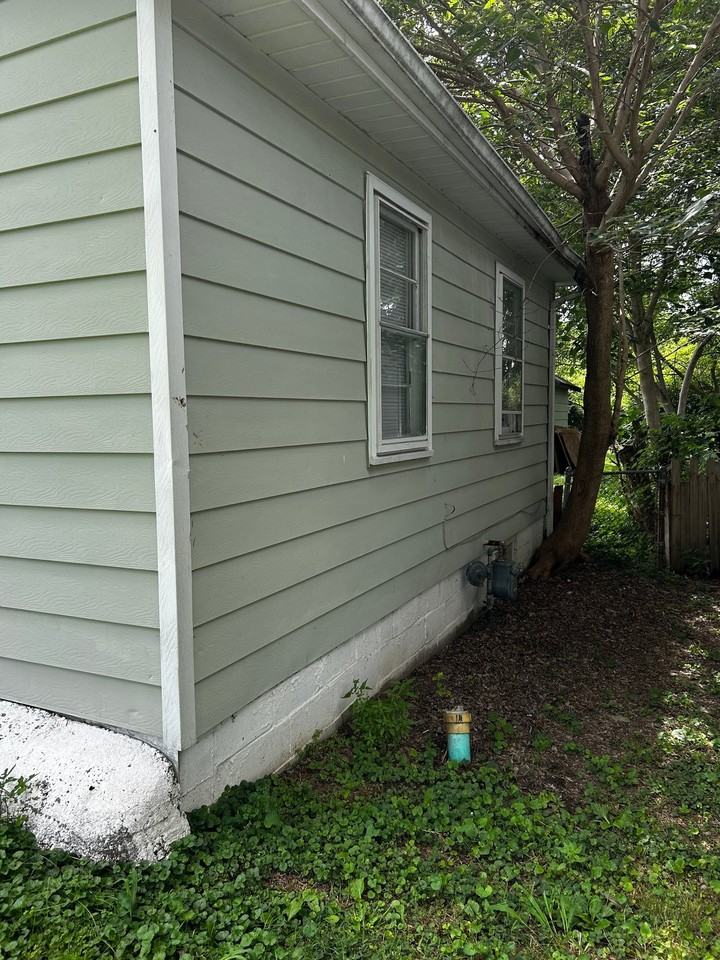 313 Green St - Photo 4 of 15