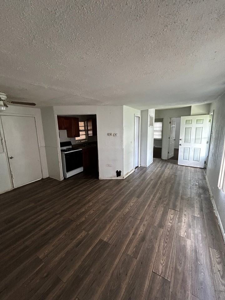 313 Green St - Photo 7 of 15