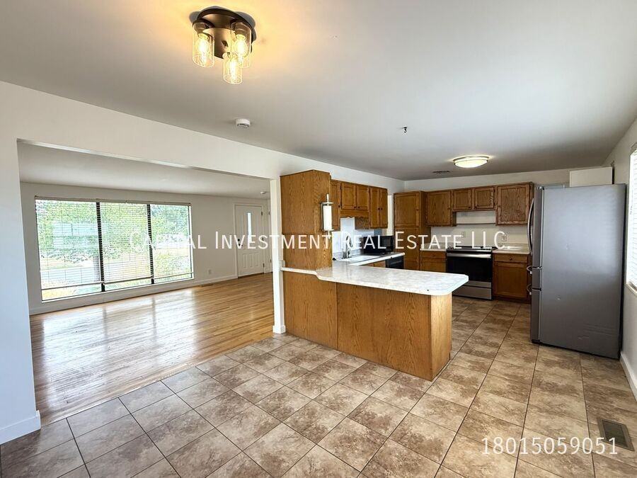 1047 E 5235 S - Photo 5 of 19