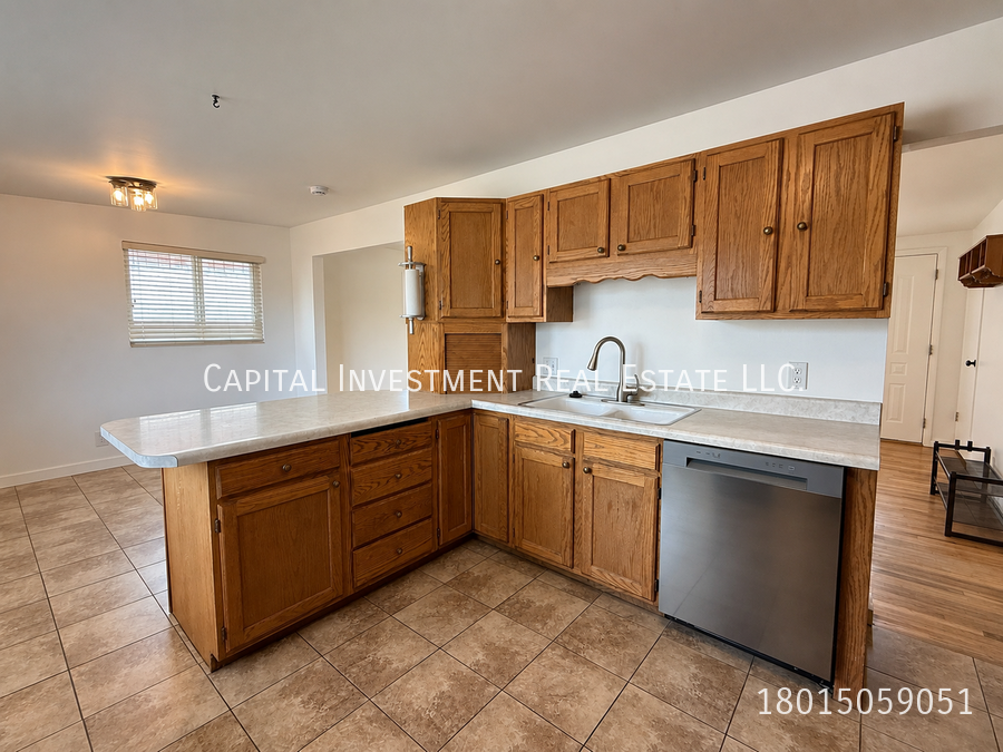 1047 E 5235 S - Photo 6 of 19