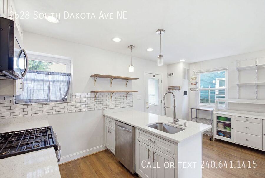 2528 S Dakota Ave Ne - Photo 5 of 17