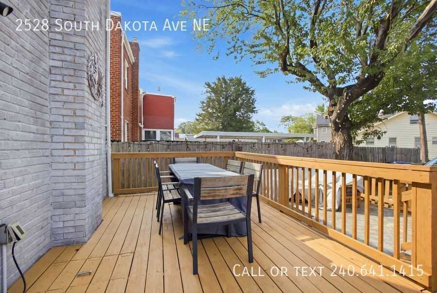 2528 S Dakota Ave Ne - Photo 7 of 17
