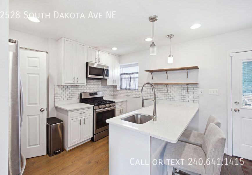 2528 S Dakota Ave Ne - Photo 6 of 17