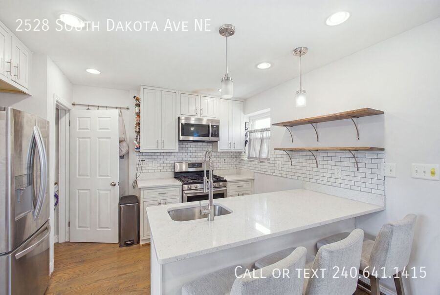 2528 S Dakota Ave Ne - Photo 4 of 17