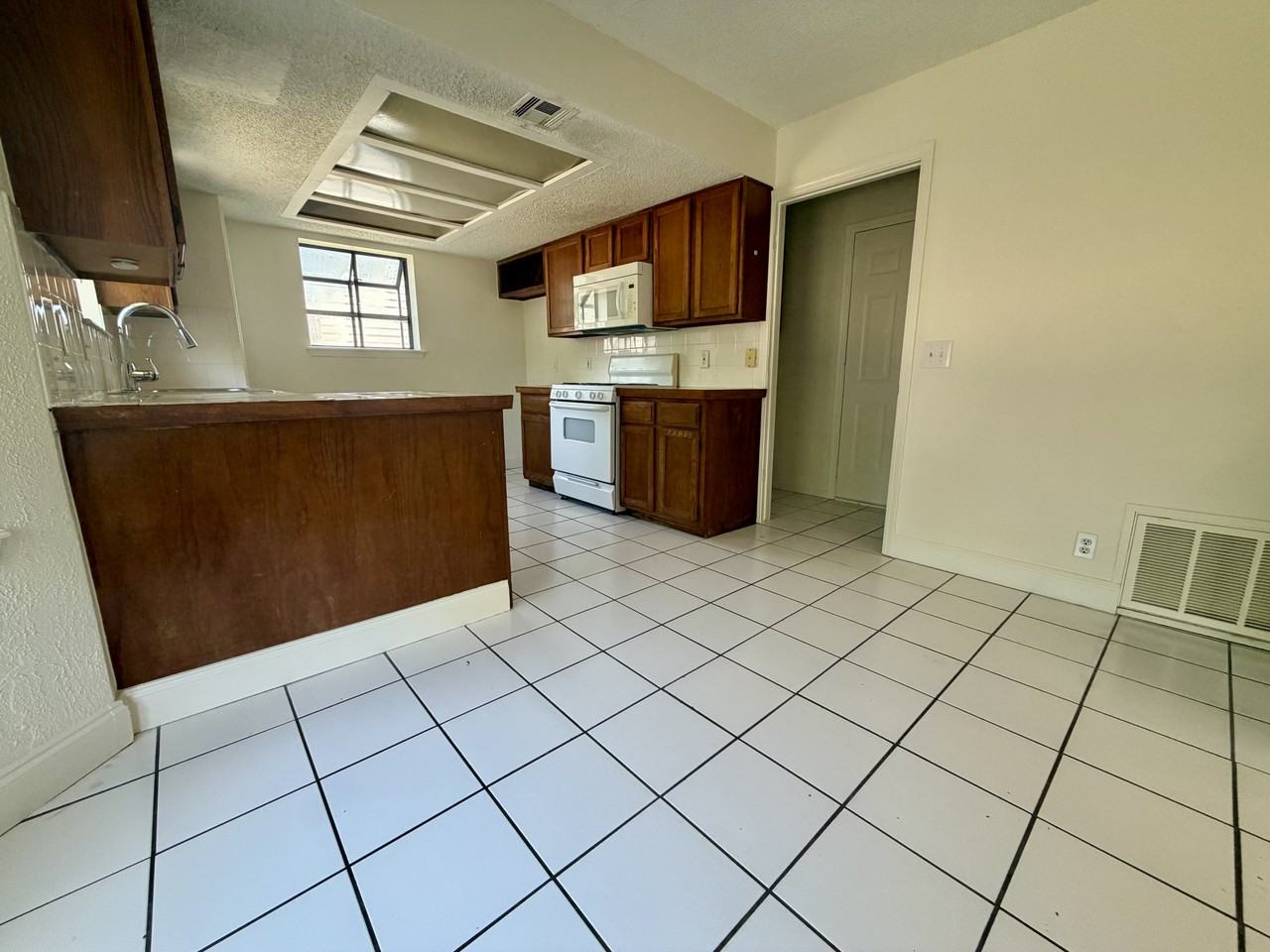 8206 N 122nd East Ave - Photo 4 of 12