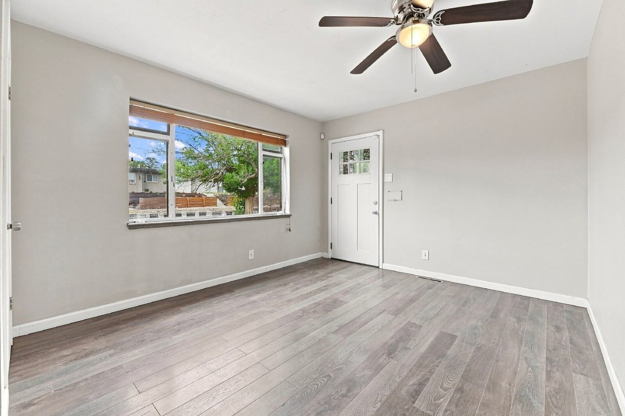 3259 N Adams St - Photo 4 of 30