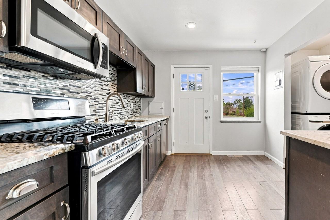 3259 N Adams St - Photo 5 of 30