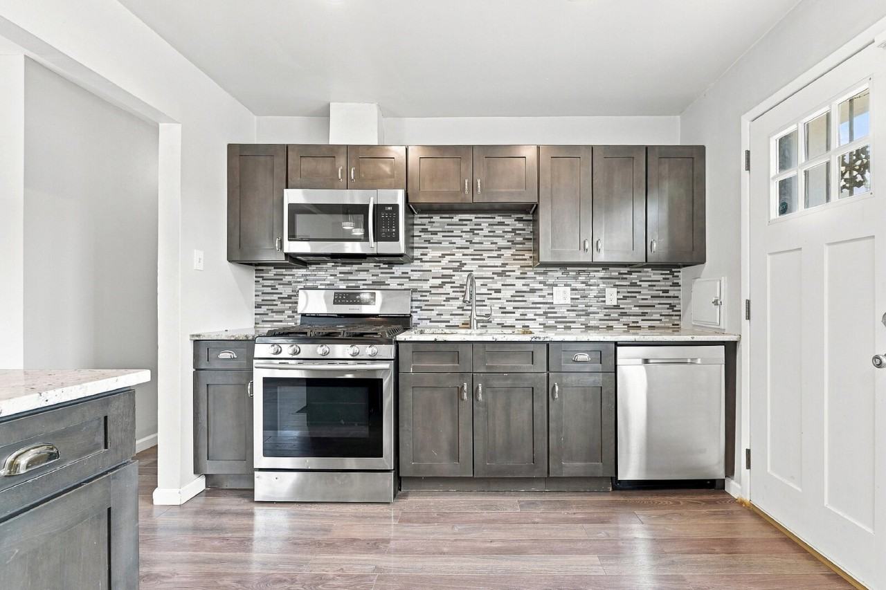 3259 N Adams St - Photo 7 of 30