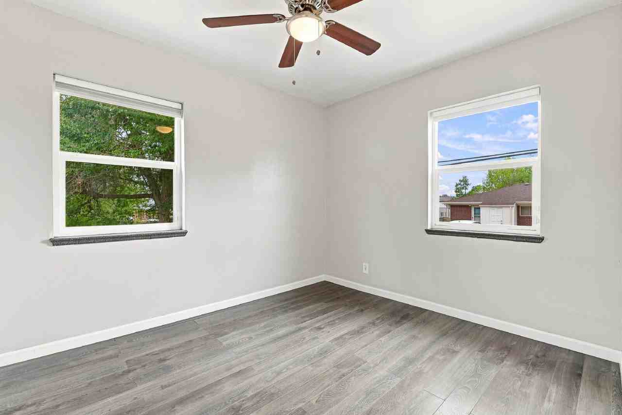 3259 N Adams St - Photo 4 of 29