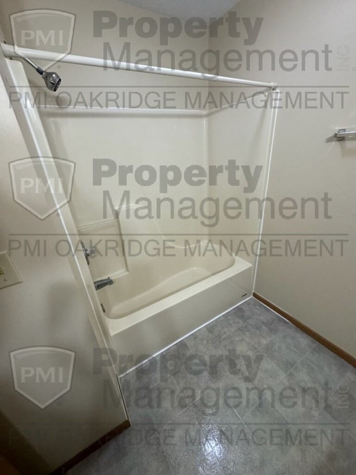 233 Elizabeth Dr - Photo 6 of 9