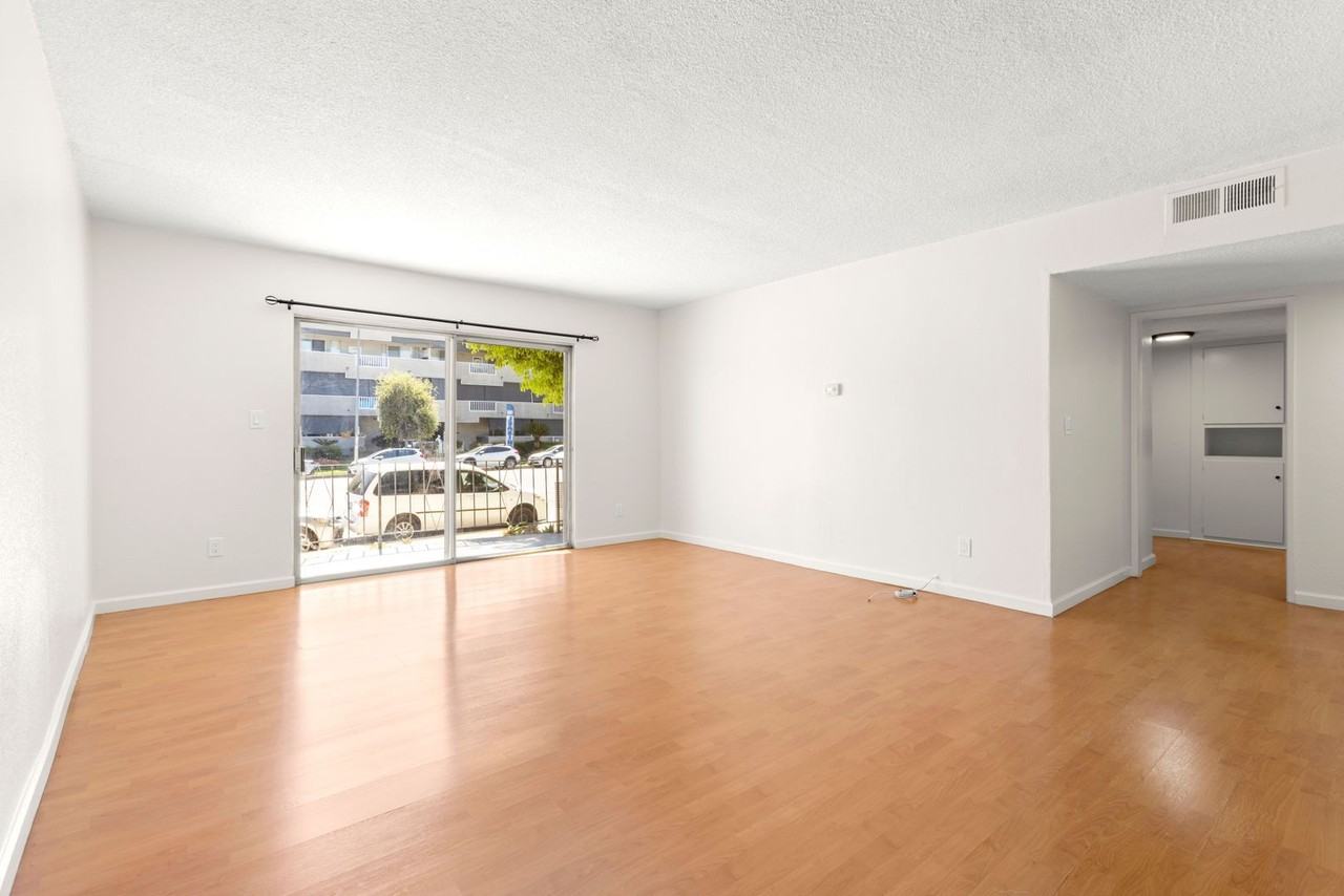 (EL/TI/YO:B) 5139 White Oak Avenue - Photo 5 of 40
