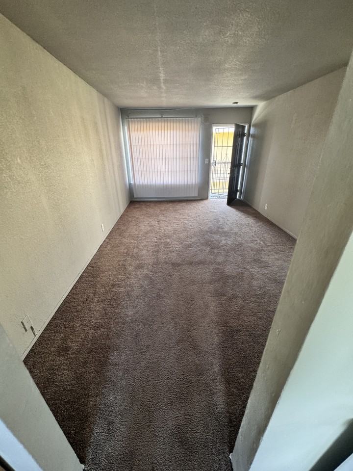(420) 1079  81st Avenue - Photo 3 of 9