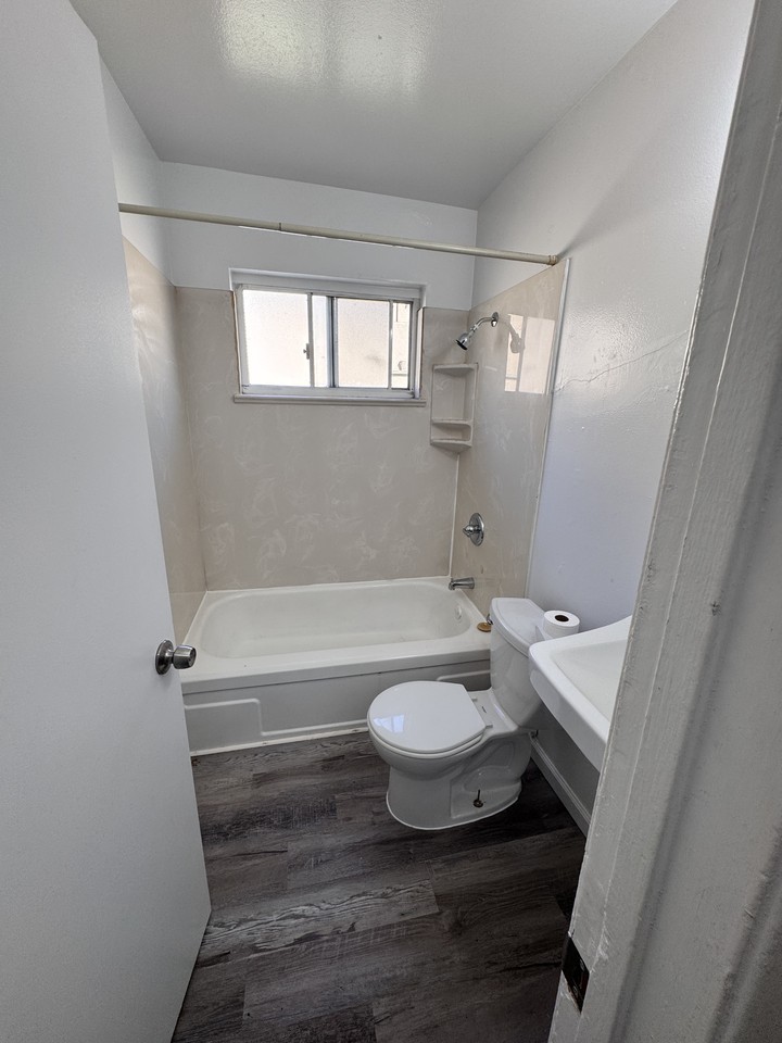(420) 1079  81st Avenue - Photo 5 of 9