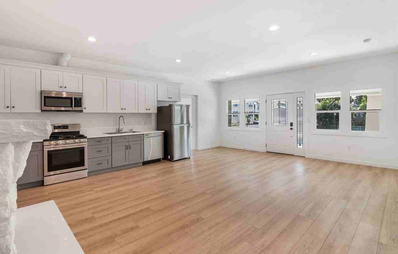 1536 W 30th St #02 - Photo 4 of 10
