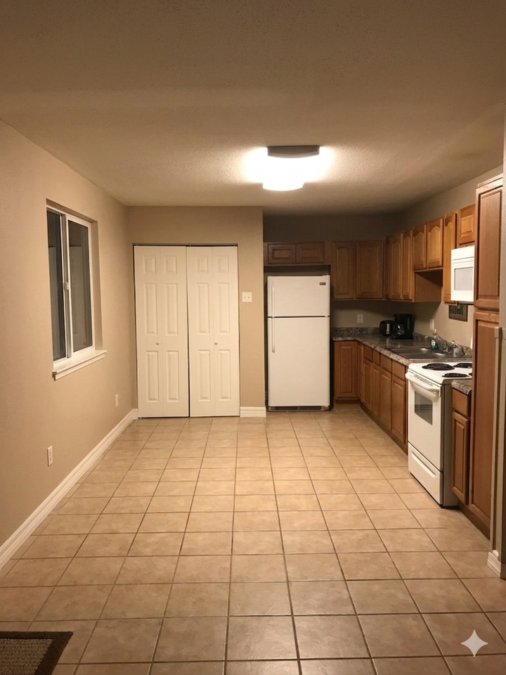 2110 Willow St #D - Photo 2 of 11