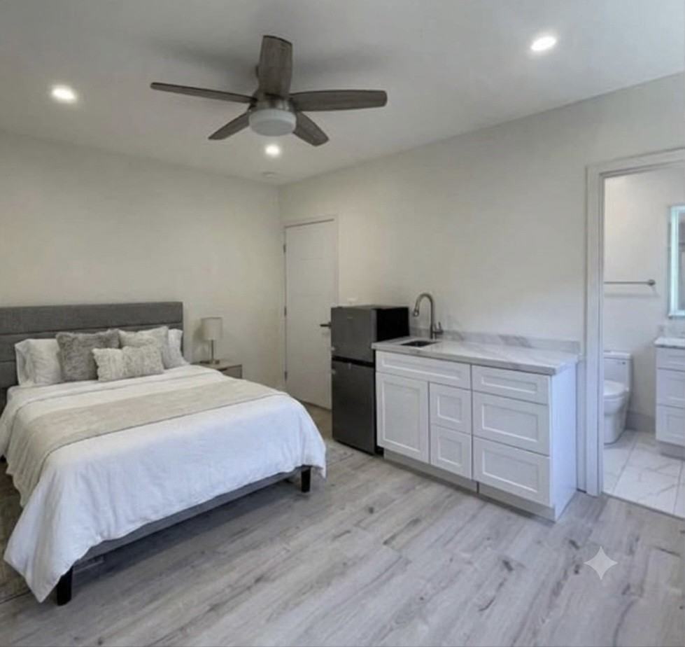 7746 Encino Ave #B - Photo 3 of 10