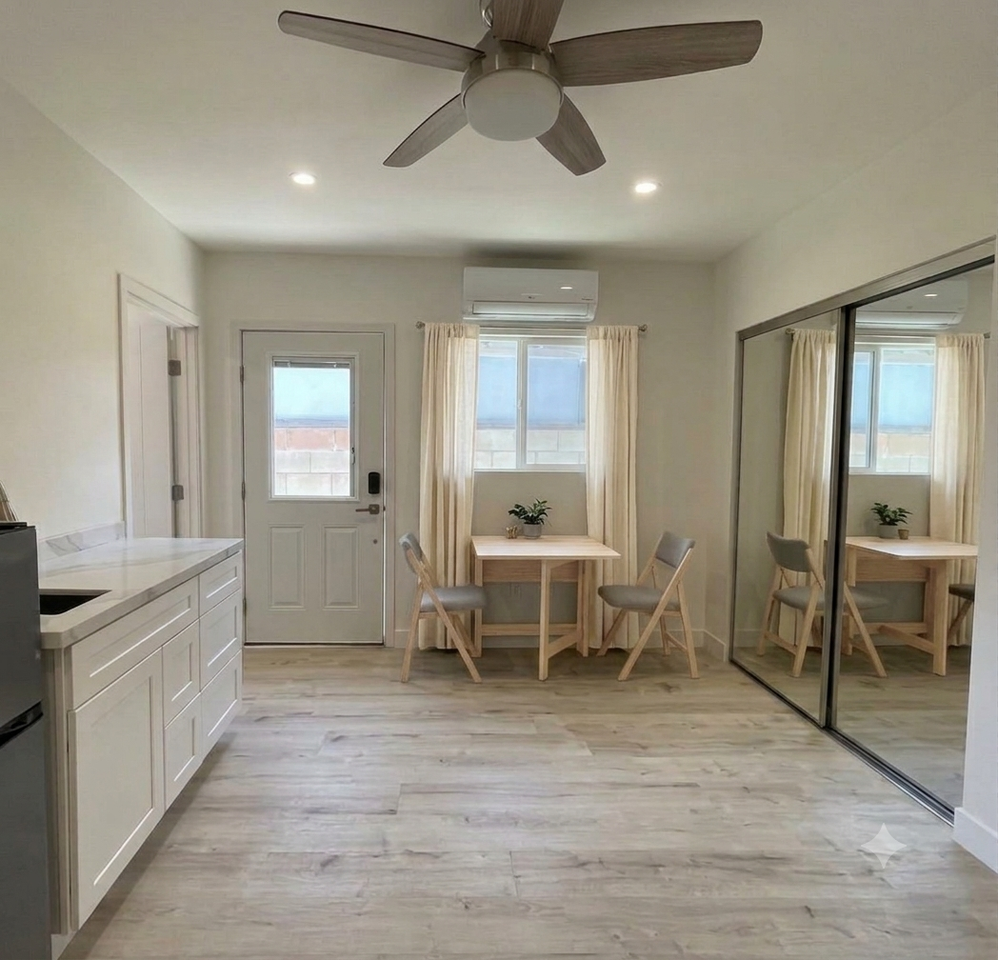 7746 Encino Ave #B - Photo 4 of 10