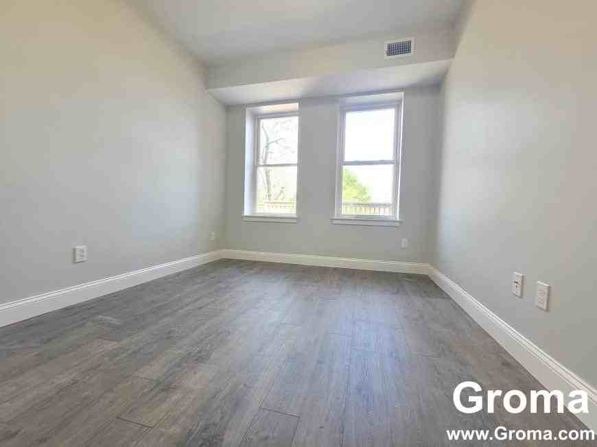 344 Warren St - Photo 7 of 8