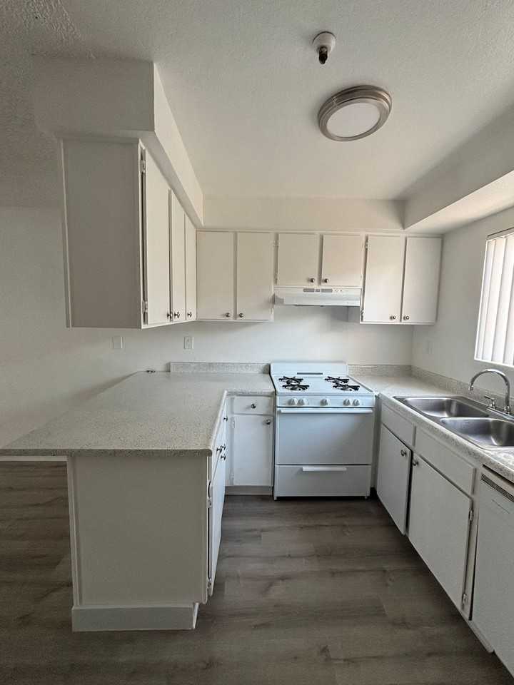 12909 Cordary Ave - Photo 4 of 14