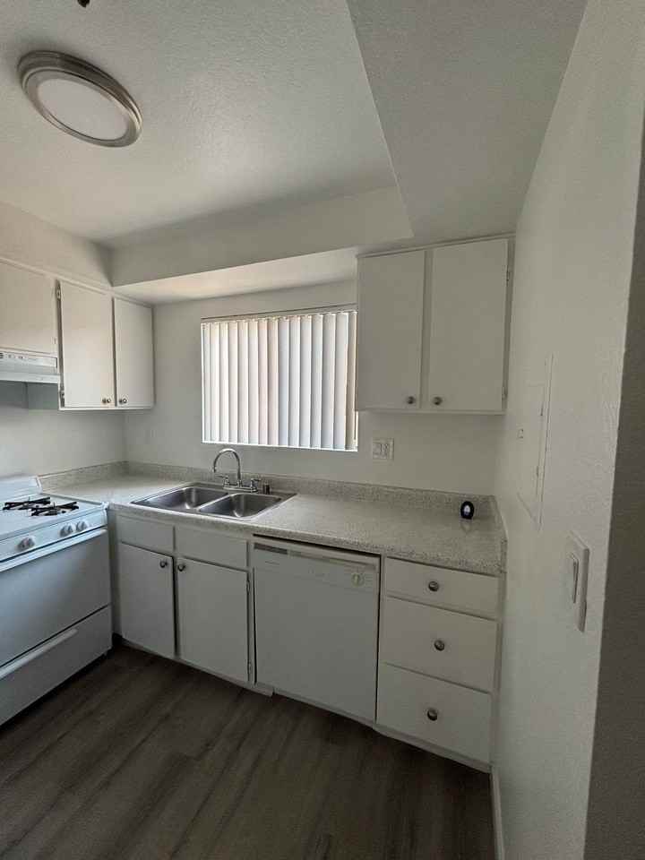 12909 Cordary Ave - Photo 7 of 14