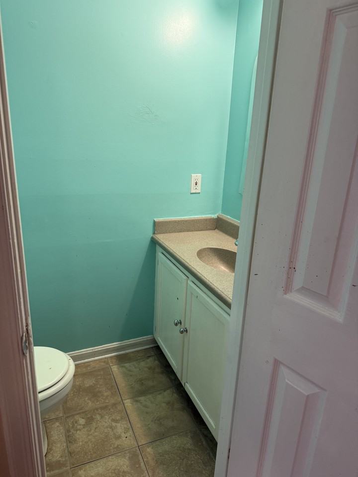 1323 Hampshire Dr #1 - Photo 3 of 32
